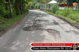 BANYAK JALAN BERLUBANG DI RUAS JALAN KABUPATEN NO 1210.